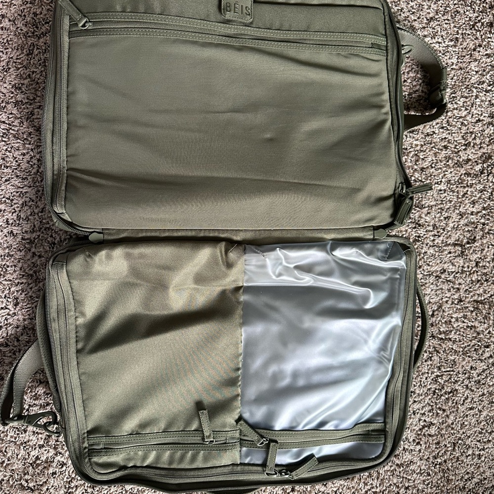 Béis The Ultimate Travel Duffle - Picture 5 of 9
